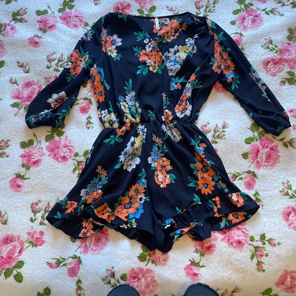 Floral plunge V neck Romper! - Picture 13 of 16